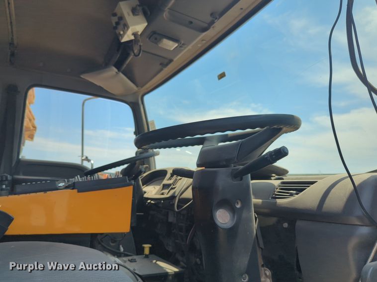 image for item NG9977 2005 GMC 7500 asphalt patch truck