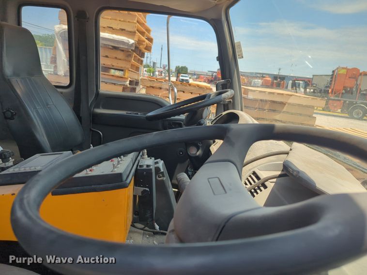 image for item NG9977 2005 GMC 7500 asphalt patch truck