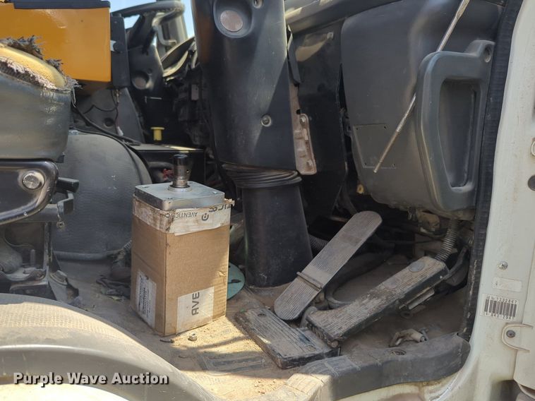 image for item NG9977 2005 GMC 7500 asphalt patch truck