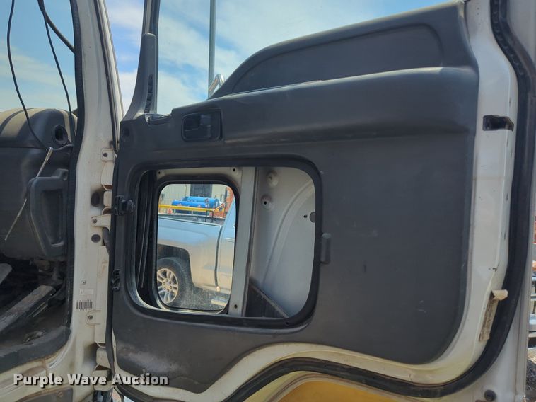 image for item NG9977 2005 GMC 7500 asphalt patch truck