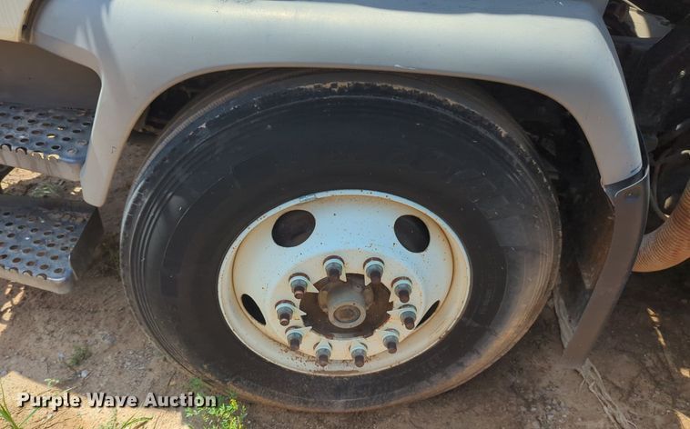 image for item NG9977 2005 GMC 7500 asphalt patch truck