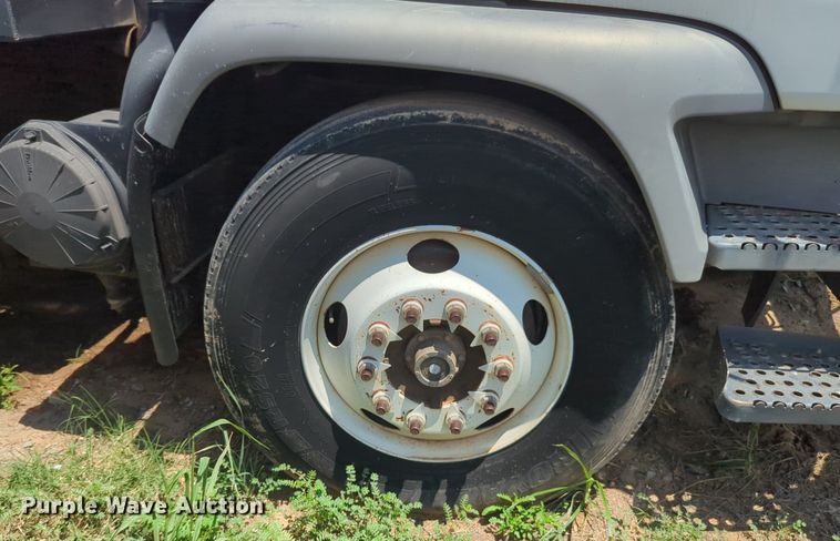 image for item NG9977 2005 GMC 7500 asphalt patch truck