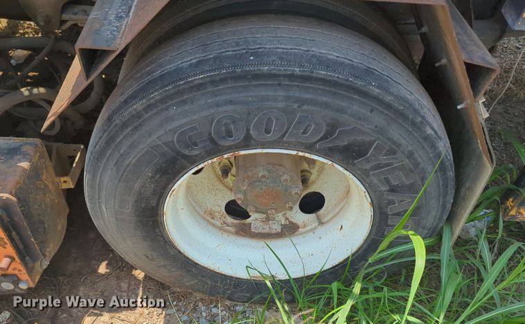 image for item NG9977 2005 GMC 7500 asphalt patch truck