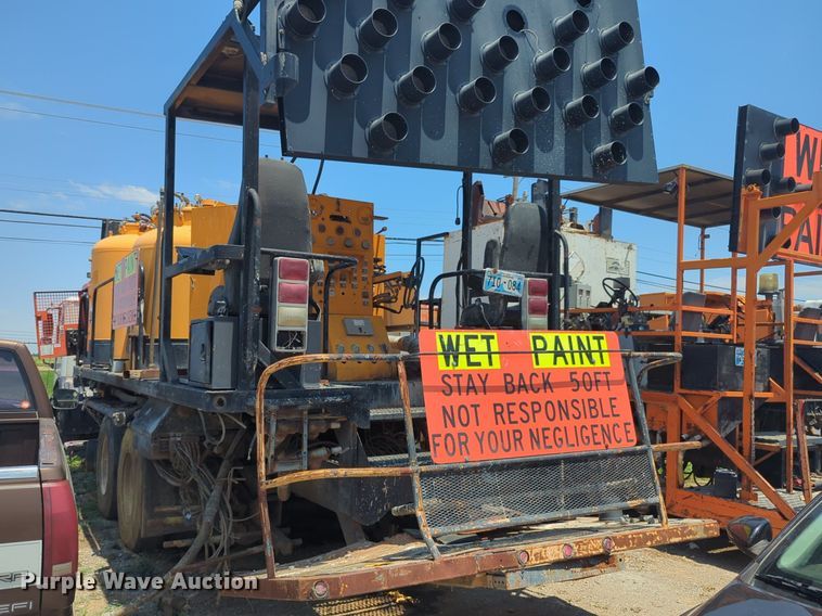 image for item NG9979 2006 Freightliner Condor paint striper truck