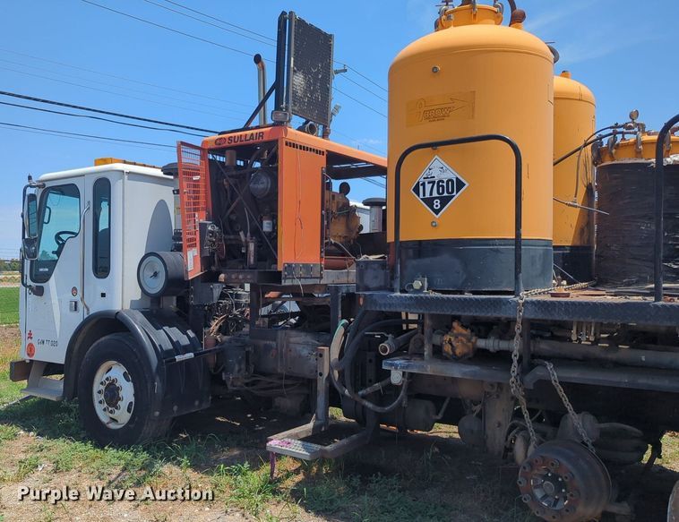 image for item NG9979 2006 Freightliner Condor paint striper truck