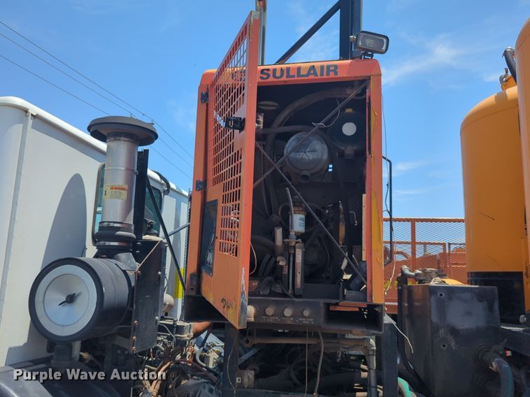 image for item NG9979 2006 Freightliner Condor paint striper truck