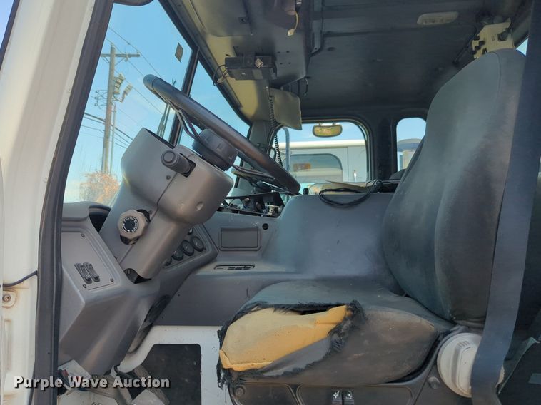 image for item NG9979 2006 Freightliner Condor paint striper truck