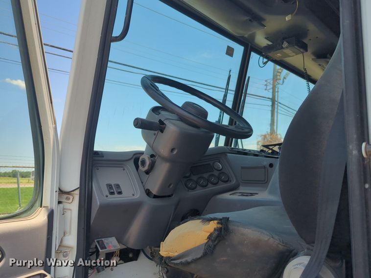 image for item NG9979 2006 Freightliner Condor paint striper truck