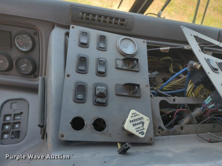 image for item NG9979 2006 Freightliner Condor paint striper truck