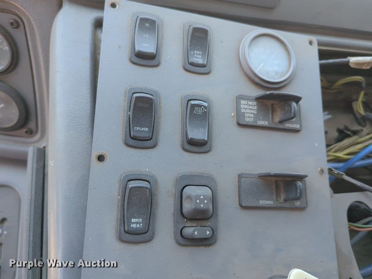 image for item NG9979 2006 Freightliner Condor paint striper truck