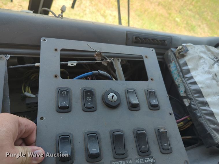 image for item NG9979 2006 Freightliner Condor paint striper truck