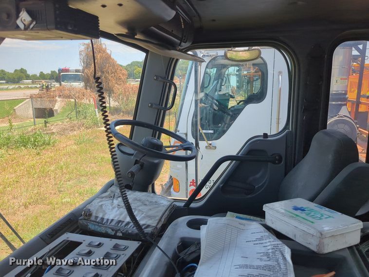 image for item NG9979 2006 Freightliner Condor paint striper truck