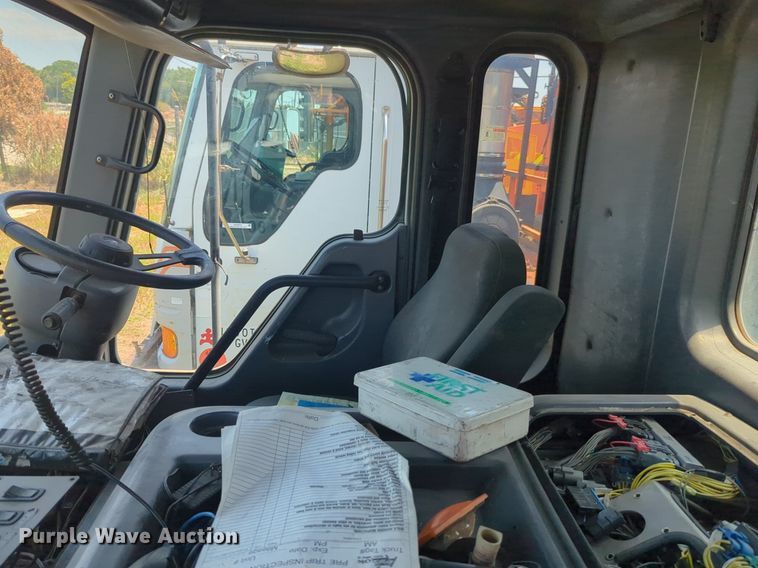 image for item NG9979 2006 Freightliner Condor paint striper truck