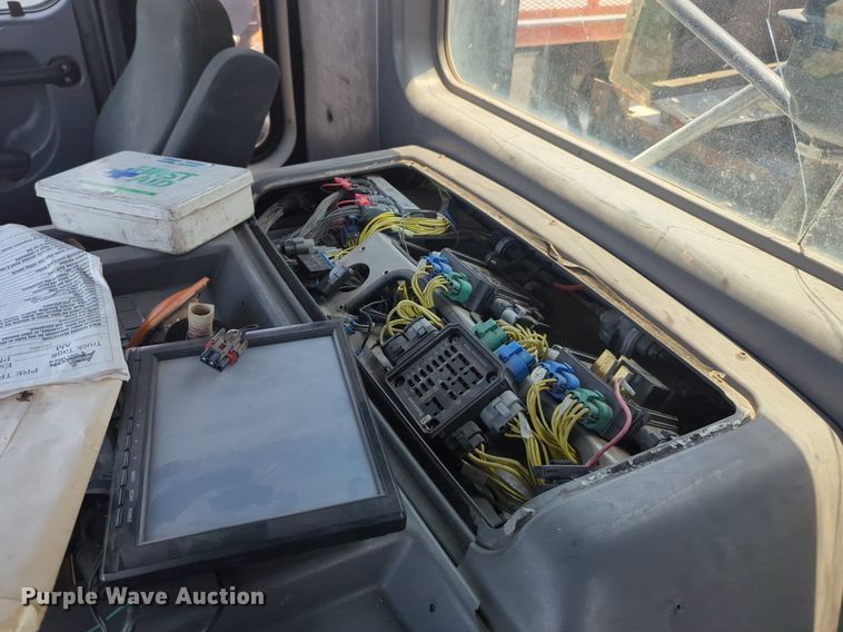 image for item NG9979 2006 Freightliner Condor paint striper truck