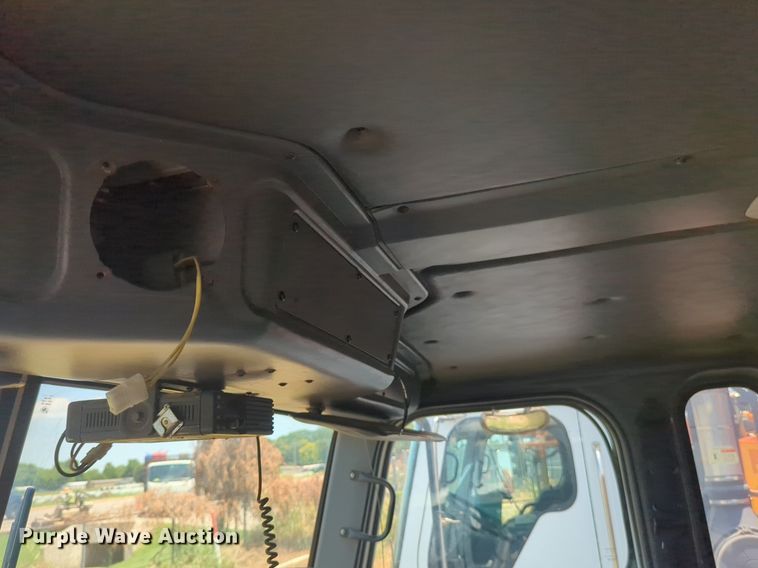 image for item NG9979 2006 Freightliner Condor paint striper truck