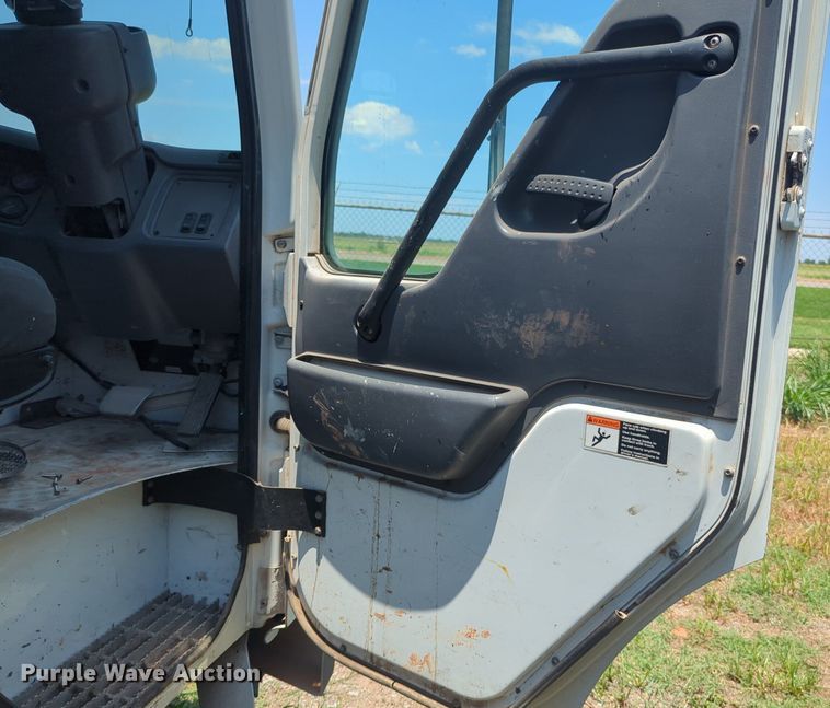 image for item NG9979 2006 Freightliner Condor paint striper truck