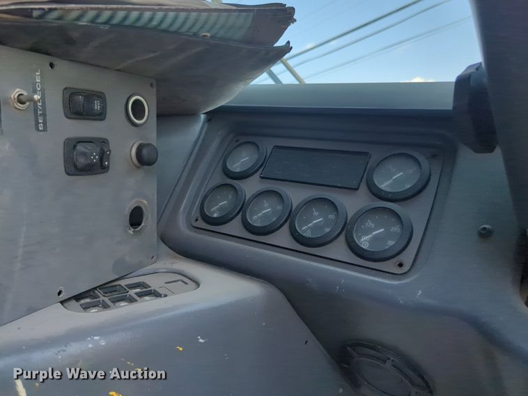 image for item NG9979 2006 Freightliner Condor paint striper truck