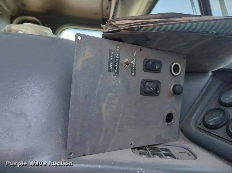 image for item NG9979 2006 Freightliner Condor paint striper truck