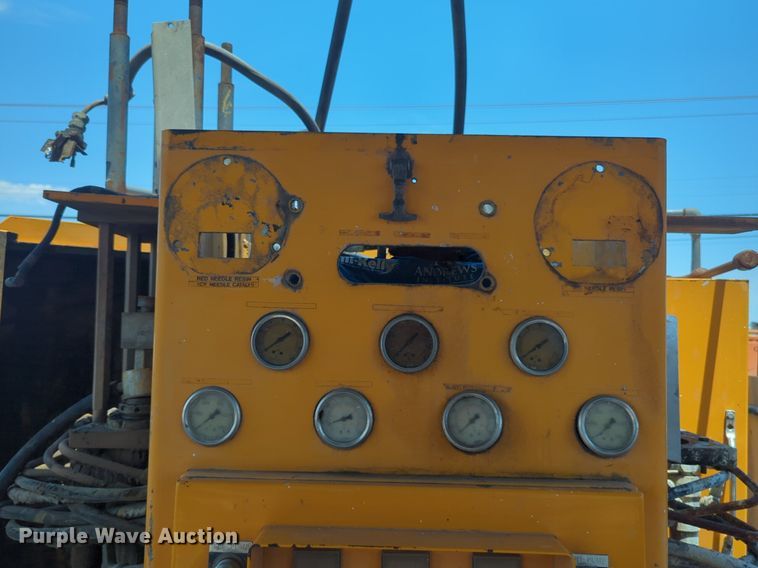 image for item NG9979 2006 Freightliner Condor paint striper truck