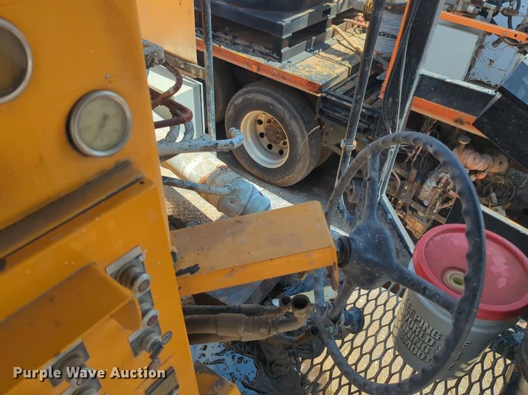 image for item NG9979 2006 Freightliner Condor paint striper truck