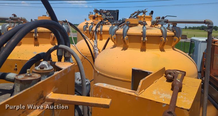 image for item NG9979 2006 Freightliner Condor paint striper truck