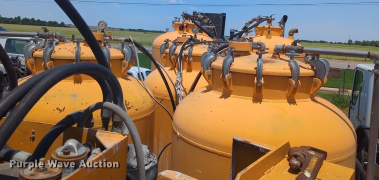 image for item NG9979 2006 Freightliner Condor paint striper truck