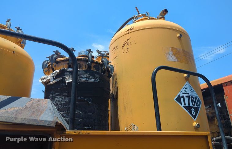 image for item NG9979 2006 Freightliner Condor paint striper truck