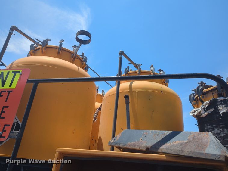 image for item NG9979 2006 Freightliner Condor paint striper truck