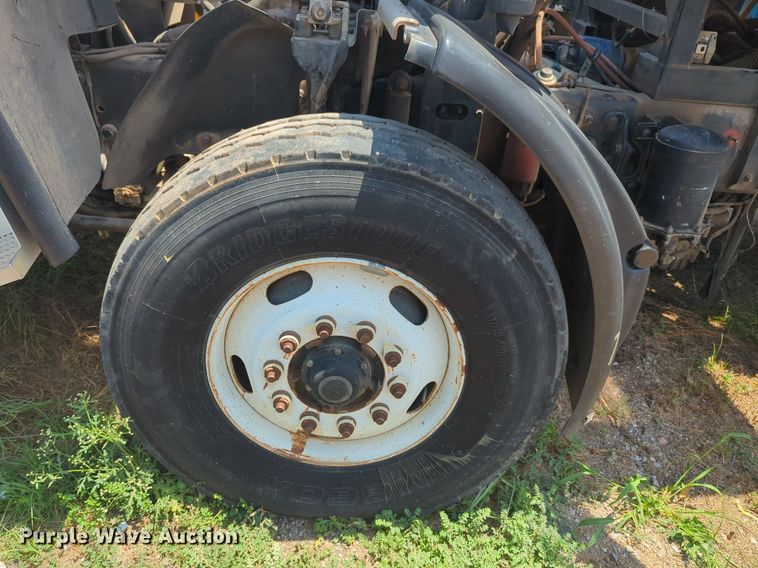 image for item NG9979 2006 Freightliner Condor paint striper truck