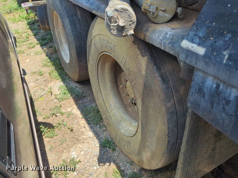 image for item NG9979 2006 Freightliner Condor paint striper truck