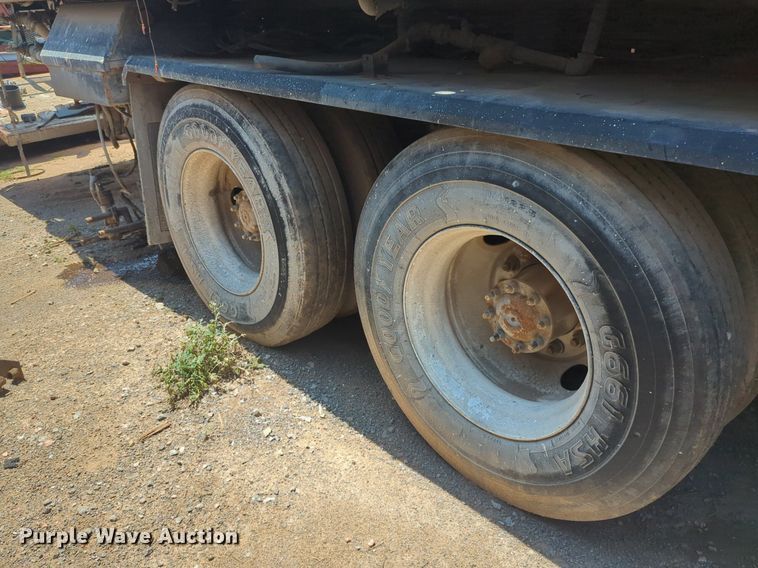 image for item NG9979 2006 Freightliner Condor paint striper truck