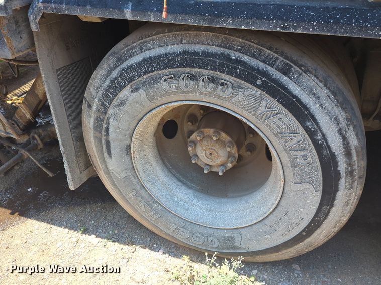 image for item NG9979 2006 Freightliner Condor paint striper truck