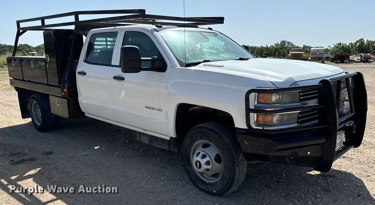 image for item NQ9640 2015 Chevrolet Silverado 3500HD Crew Cab flatbed pickup truck