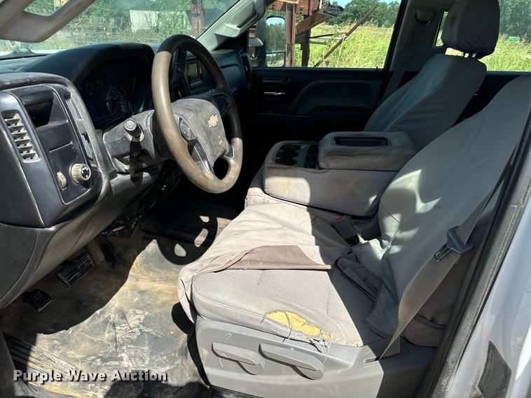 image for item NQ9640 2015 Chevrolet Silverado 3500HD Crew Cab flatbed pickup truck