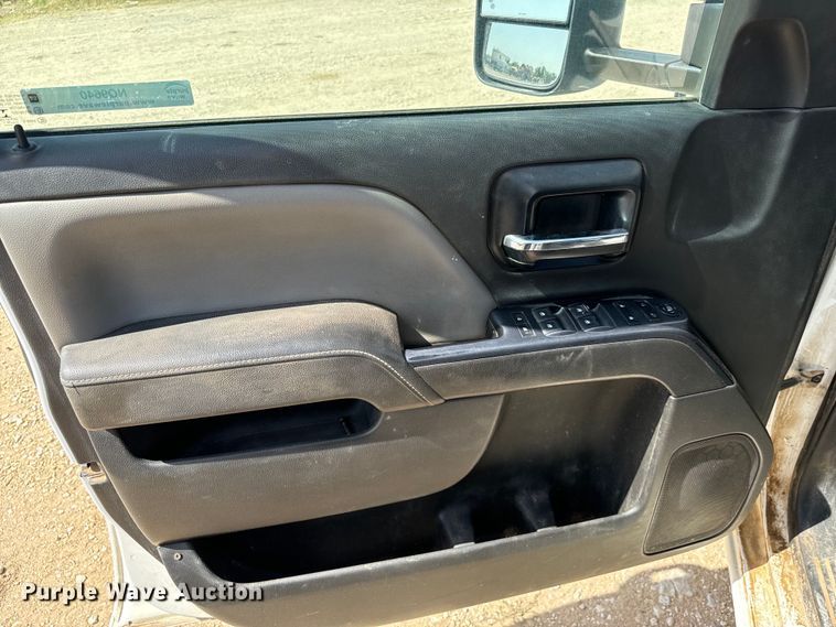 image for item NQ9640 2015 Chevrolet Silverado 3500HD Crew Cab flatbed pickup truck