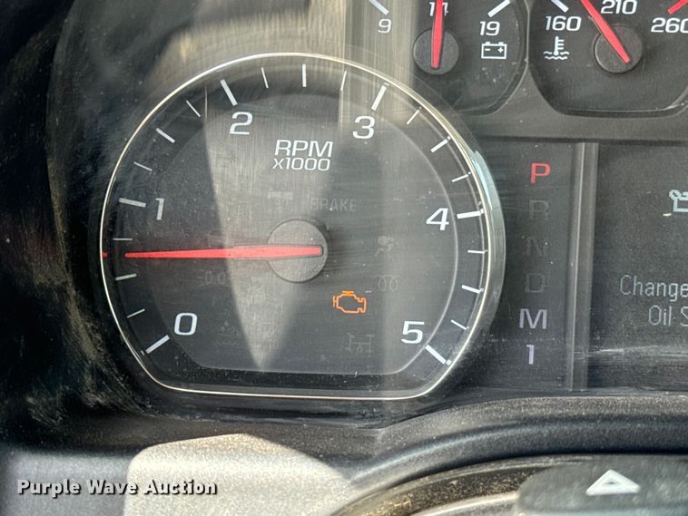 image for item NQ9640 2015 Chevrolet Silverado 3500HD Crew Cab flatbed pickup truck