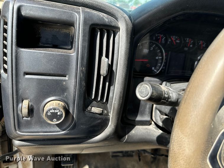 image for item NQ9640 2015 Chevrolet Silverado 3500HD Crew Cab flatbed pickup truck