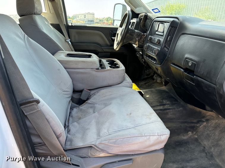 image for item NQ9640 2015 Chevrolet Silverado 3500HD Crew Cab flatbed pickup truck