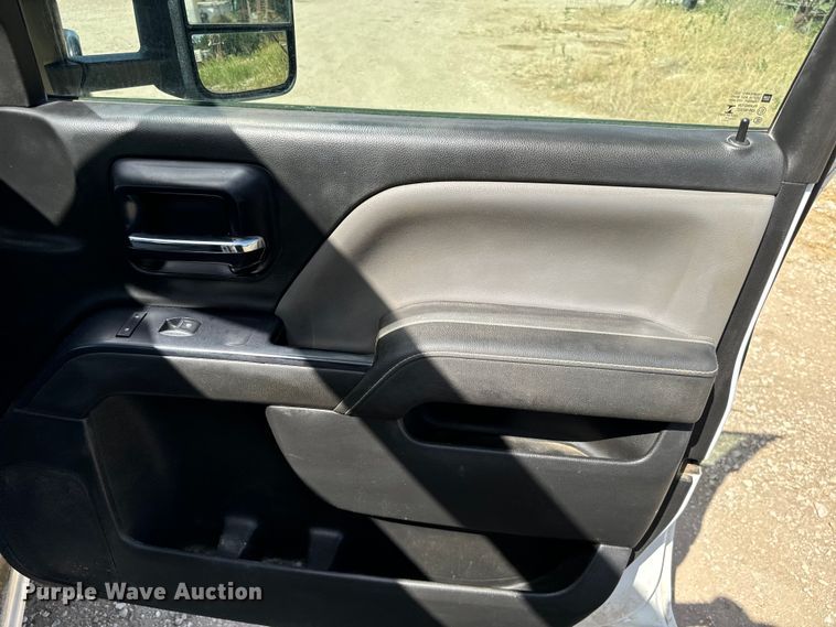 image for item NQ9640 2015 Chevrolet Silverado 3500HD Crew Cab flatbed pickup truck