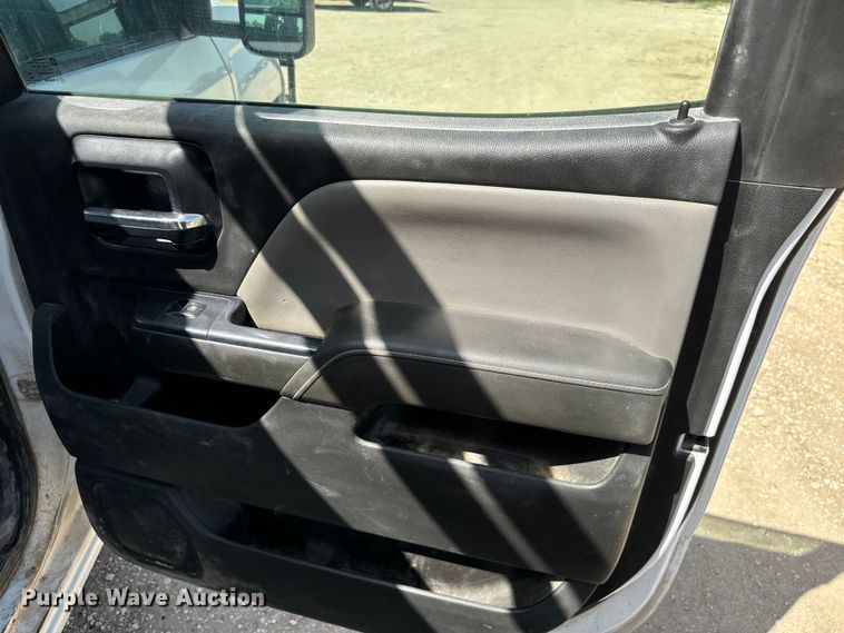 image for item NQ9640 2015 Chevrolet Silverado 3500HD Crew Cab flatbed pickup truck