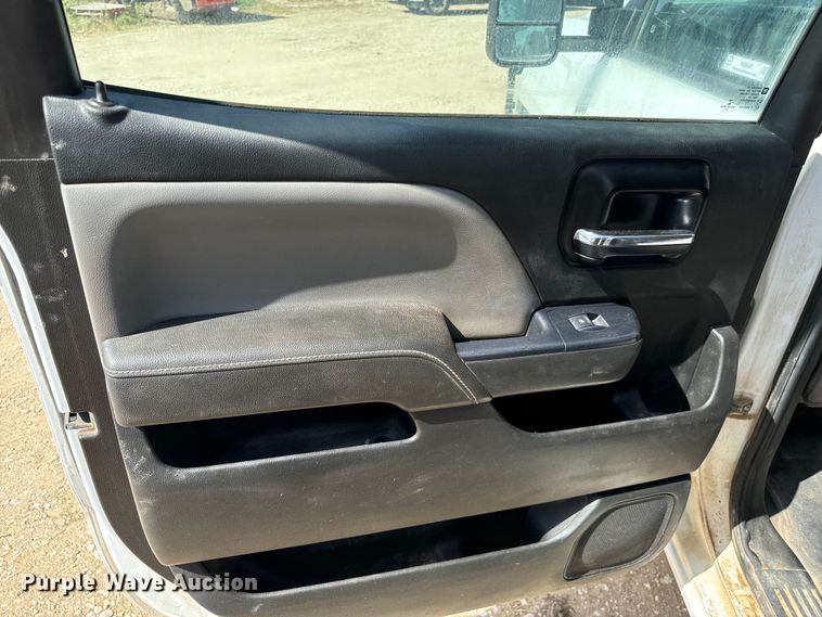 image for item NQ9640 2015 Chevrolet Silverado 3500HD Crew Cab flatbed pickup truck