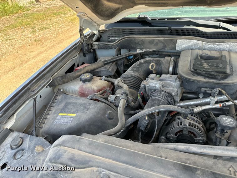 image for item NQ9640 2015 Chevrolet Silverado 3500HD Crew Cab flatbed pickup truck