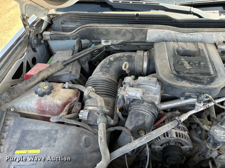 image for item NQ9640 2015 Chevrolet Silverado 3500HD Crew Cab flatbed pickup truck