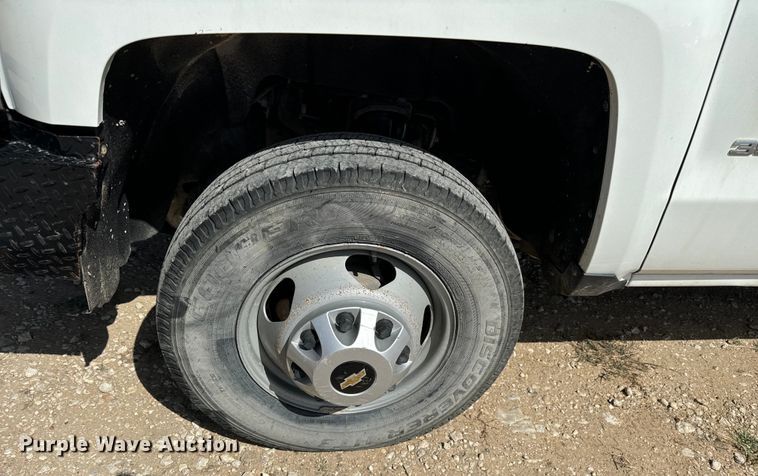 image for item NQ9640 2015 Chevrolet Silverado 3500HD Crew Cab flatbed pickup truck