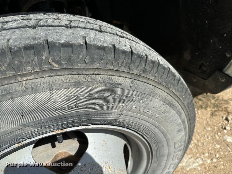 image for item NQ9640 2015 Chevrolet Silverado 3500HD Crew Cab flatbed pickup truck