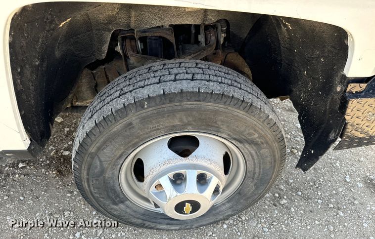 image for item NQ9640 2015 Chevrolet Silverado 3500HD Crew Cab flatbed pickup truck