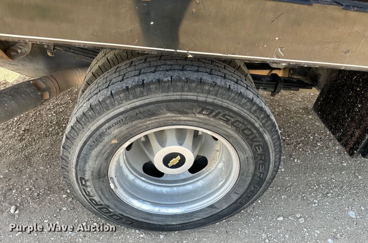 image for item NQ9640 2015 Chevrolet Silverado 3500HD Crew Cab flatbed pickup truck