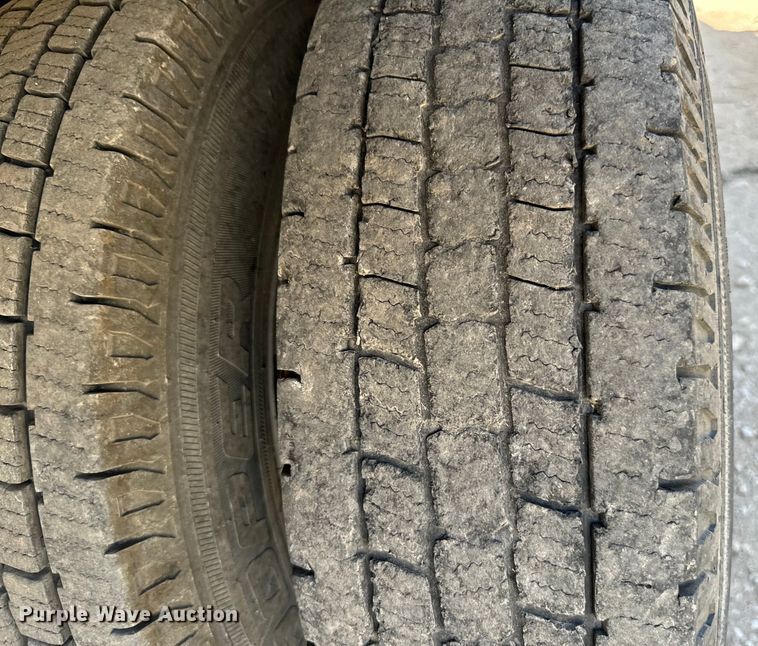 image for item NQ9640 2015 Chevrolet Silverado 3500HD Crew Cab flatbed pickup truck