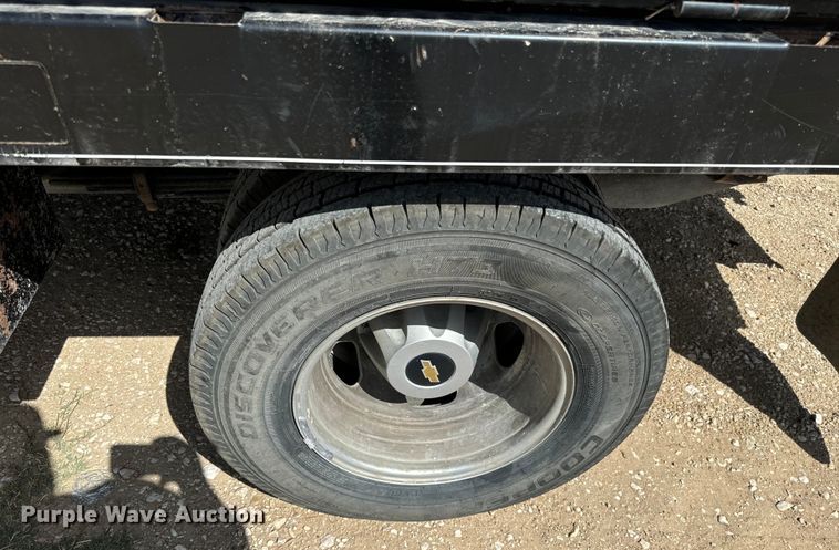 image for item NQ9640 2015 Chevrolet Silverado 3500HD Crew Cab flatbed pickup truck