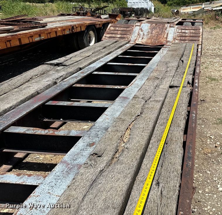 image for item NQ9655 2002 Witzco Challenger RG-35 lowboy equipment trailer